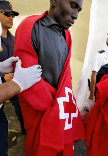 Un inmigrante es atendido tras llegar en un cayuco a la isla de Tenerife el 18 de marzo de 2006. (c) Pedro ARMESTRE