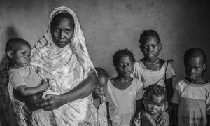 Sonash Mint Abdrasman, junto a sus seis hijos en el pueblo mauritano de Idechoue.