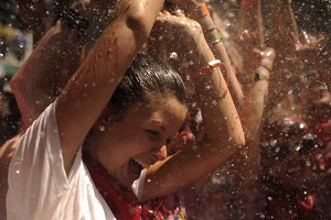 Una mujer se divierte durante el Chipinazo que marca el comienzo de la fiesta de San Fermín 2013, en Pamplona. (c) Pedro ARMESTRE