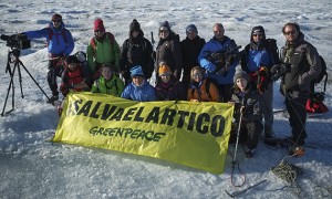 La expedición de Greenpeace en el Artico posa tras llegar al casquete polar Artico. Conoce mas de la campaña pulsando sobre la imagen. © Greenpeace/Pedro ARMESTRE