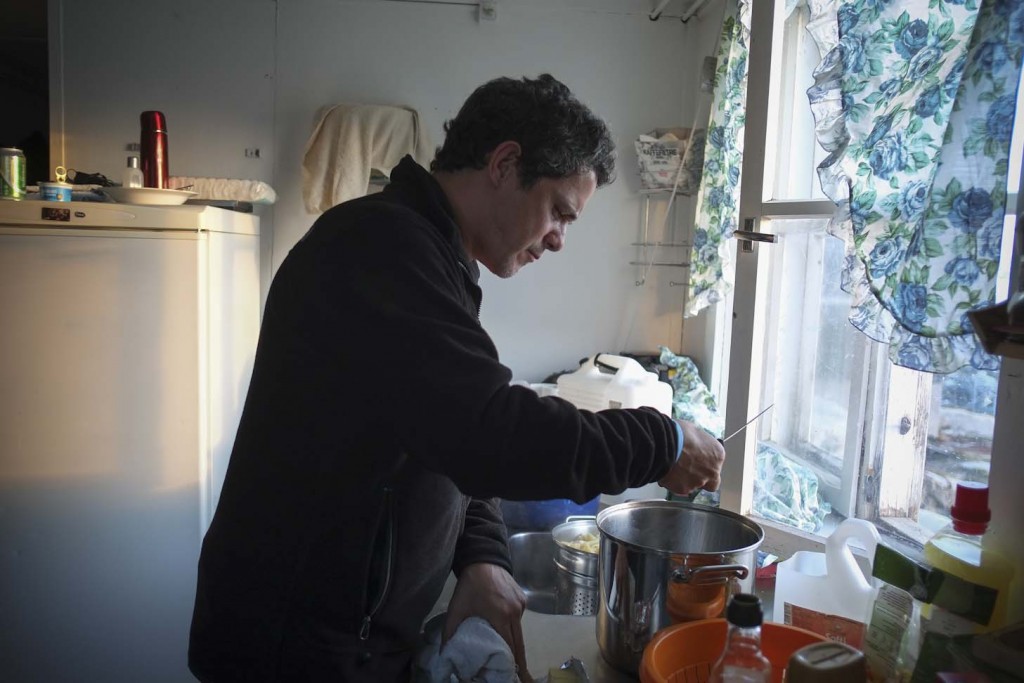 Alejandro Sanz prepara pasta para cenar para la expedición #SalvaelÁrtico. La imagen ha sido tomada con Fujifilm X-pro1  ( Pulsa sobre la imagen para conocer las características técnicas de la cámara). © Pedro ARMESTRE