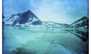 El glaciar Apusiaajik ha retrocedido 1,5 kilómetros entre los últimos y las montañas están desnudas de nieve.