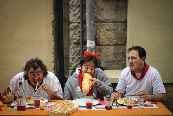 Gonzo (izquierda) junto a una pareja de franceses con los que almorzamos el 10 de julio de 2012 en Pamplona tras el encierro. (c) Pedro ARMESTRE Pinchando sobre la imagen podéis ver la cobertura del pasado año.