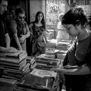 Una mujer busca libros en el mercadillo de trueque de material escolar que desde Barrio del Pilar en Lucha se ha organizado para ayudar la las familias desfavorecidas. (c) Susana Hidalgo