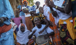 Un grupo de mujeres de Sissaucunda (Guinea Bissau) ha conseguido por primera vez en el país ser propietarias de la tierra. (c) PEDRO ARMESTRE