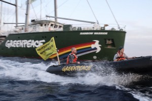 Activistas de Greenpace en lancha zodiac en la acción de aguas baleares. Pedro ARMESTRE / Greenpeace