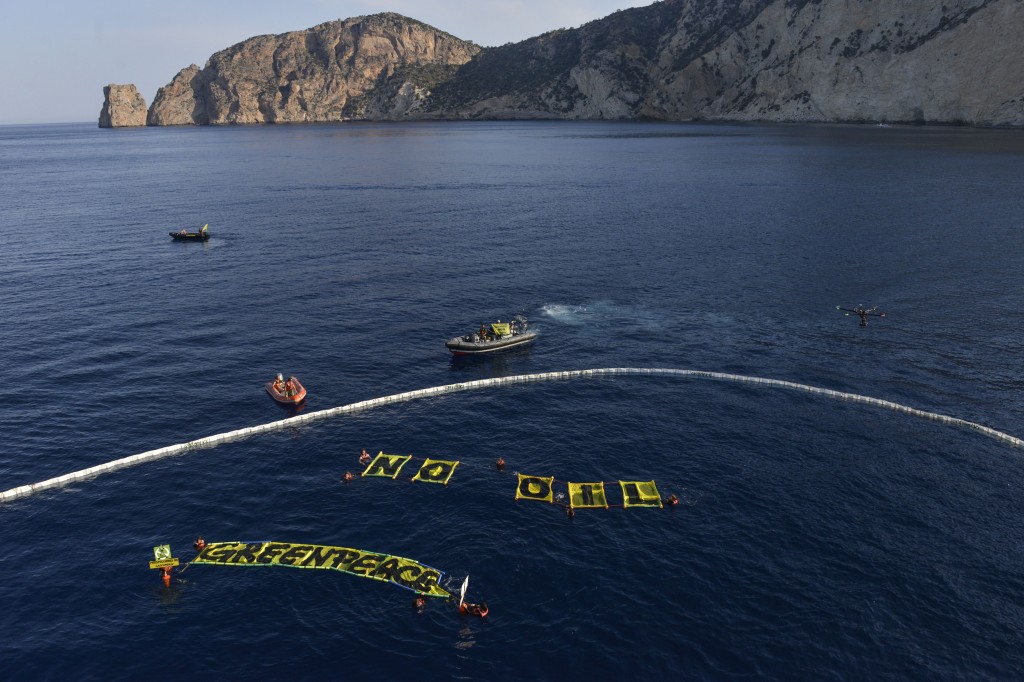 Pancartas en las aguas de Ibiza dejadas por Greenpeace en contra de las prospecciones petrolíferas. Pedro ARMESTRE / Greenpeace.